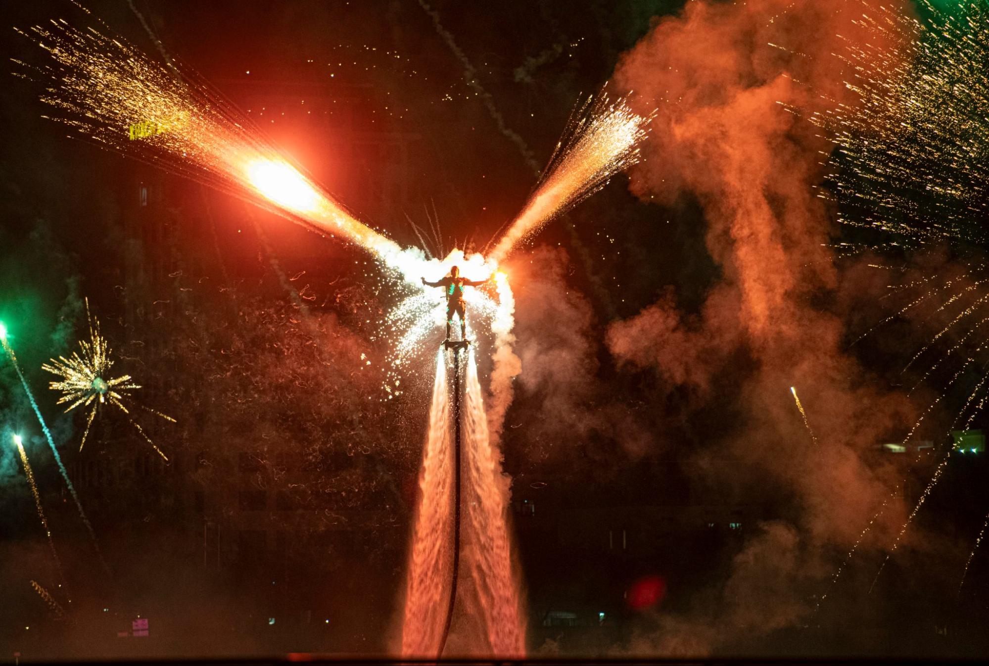 Lần đầu tiên tại Phú Quốc có một show diễn kết hợp nghệ thuật thể thao mạo hiểm, pháo hoa trên mặt biển.