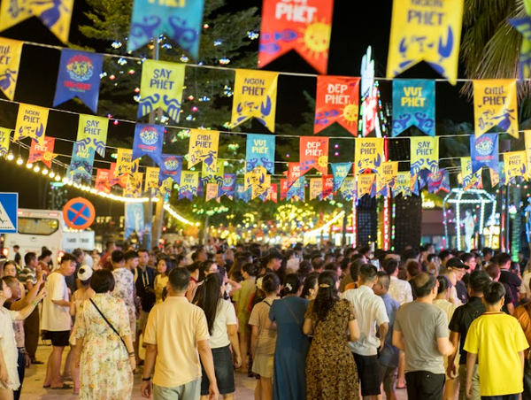 Khung cảnh nhộn nhịp, sầm uất của chợ đêm Vui-Fest 