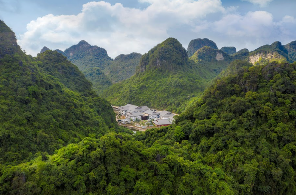 Yoko Onsen Quang Hanh tọa lạc giữa thung lũng trong lành.